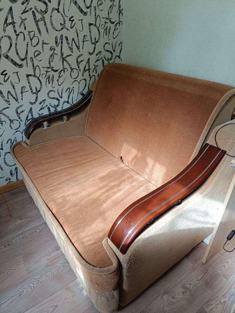 Продам розкладний невеликий диван