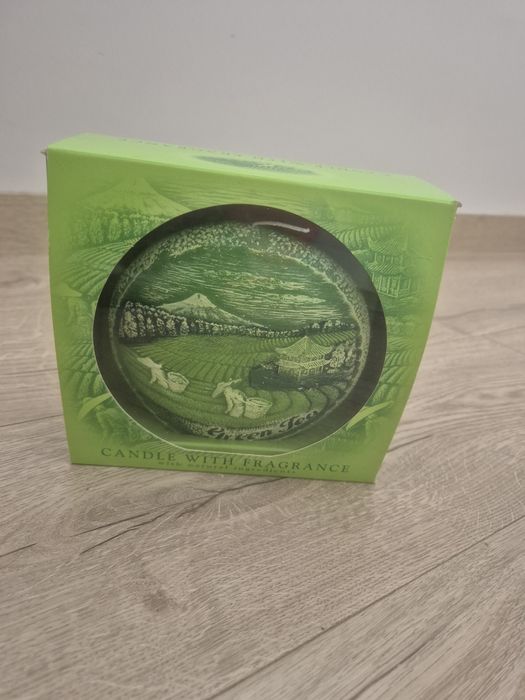 Świeca zapachowa, o zapachu zielonej herbaty.