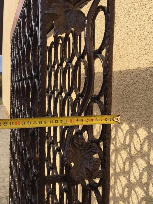 Duży stojak metalowy kuty na wino kolor miedź antyczna 95 but.wina