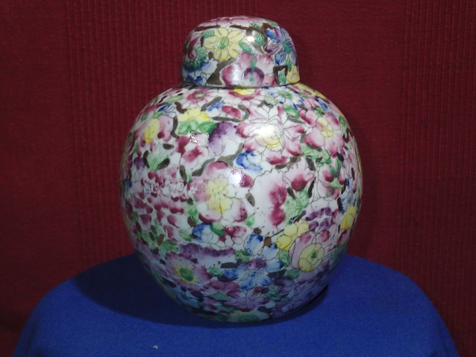 Pote com tampa porcelana Macau