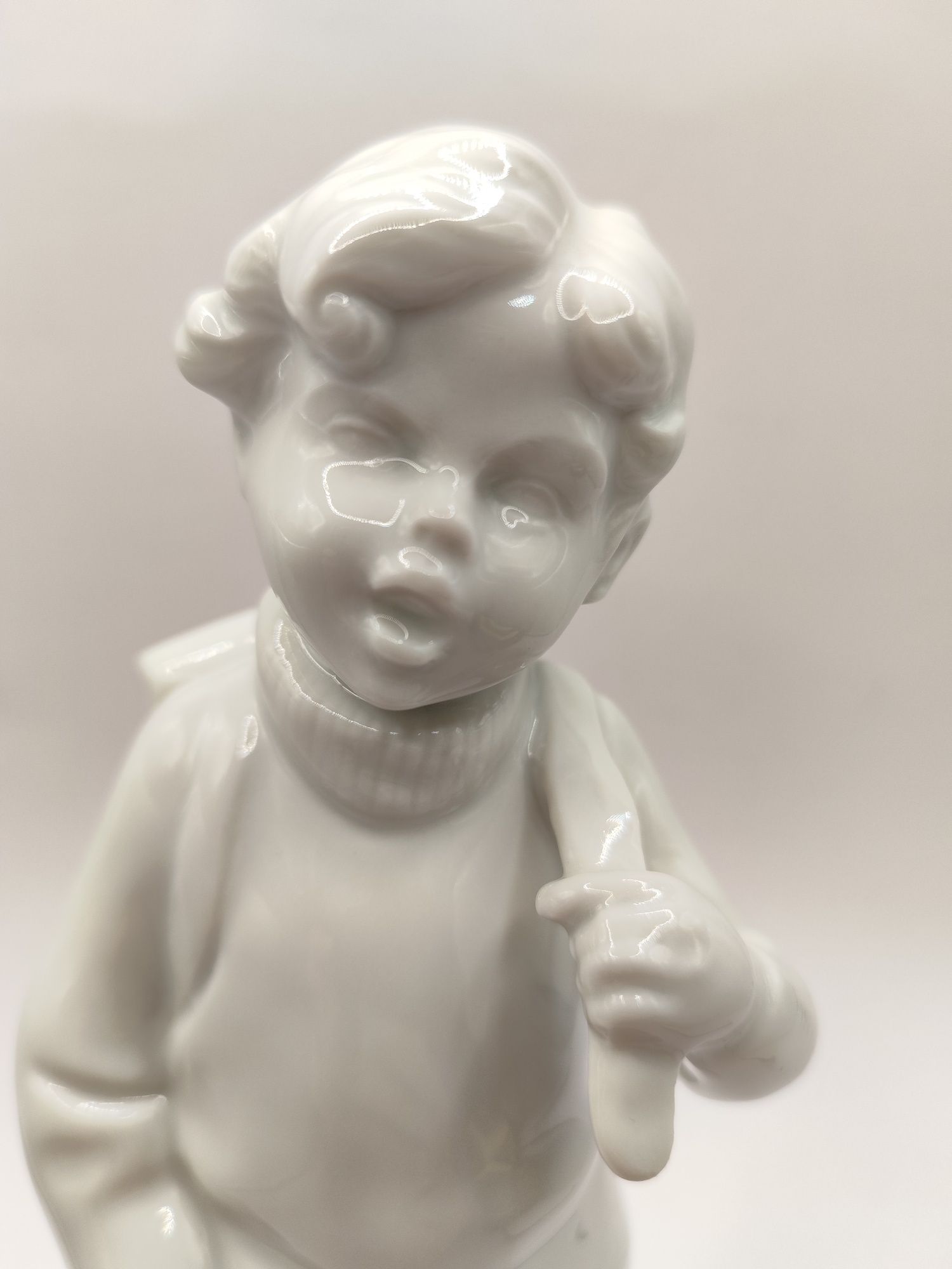 Figurka Grafenthal chłopiec z plecakiem i piłką porcelana