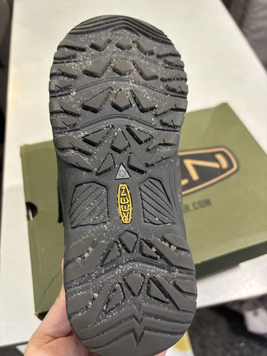 Продам черевики Keen