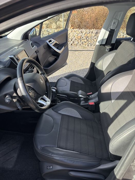 Peugeot 2008 Allure (2016) 1,2 Ltr. - 81 kW PureTech TETO PANORÂMICO