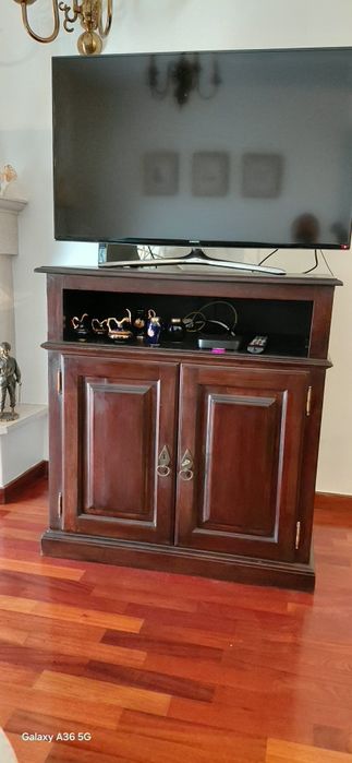 Móvel para tv em madeira castanho