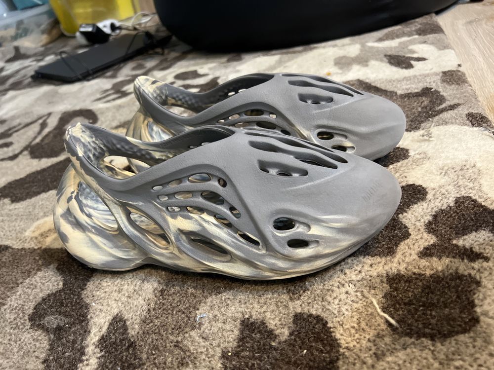 Yeazy foam runner