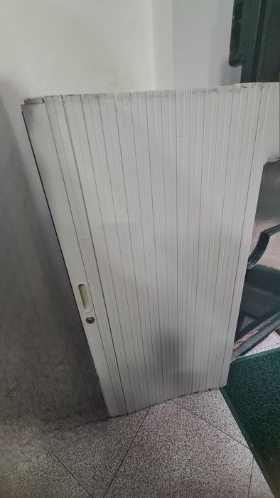 Armário com Portas de Persiana