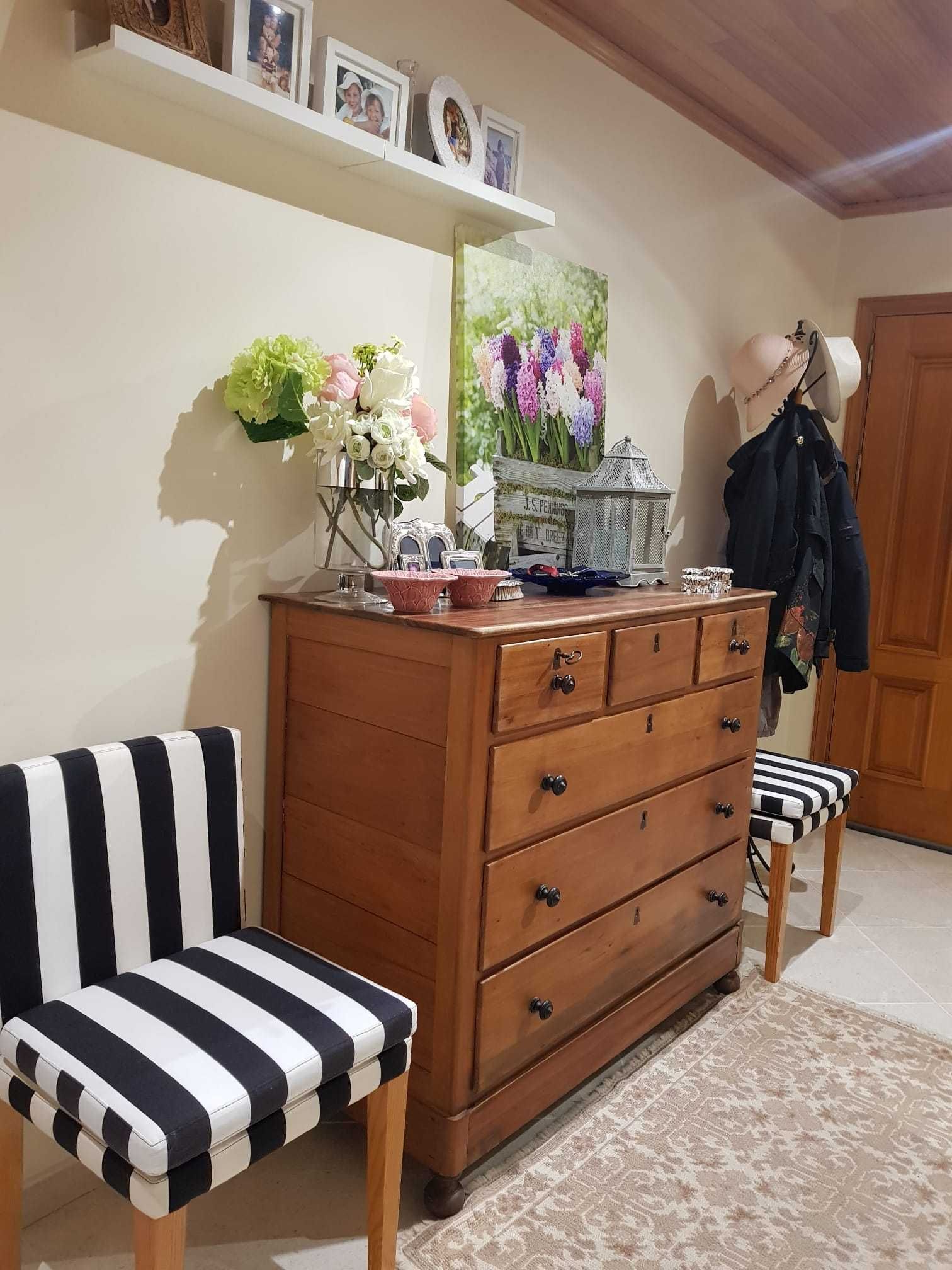 Cómoda lindíssima em vinhático