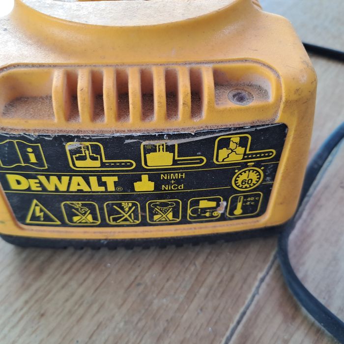 Ładowarka baterii dewalt