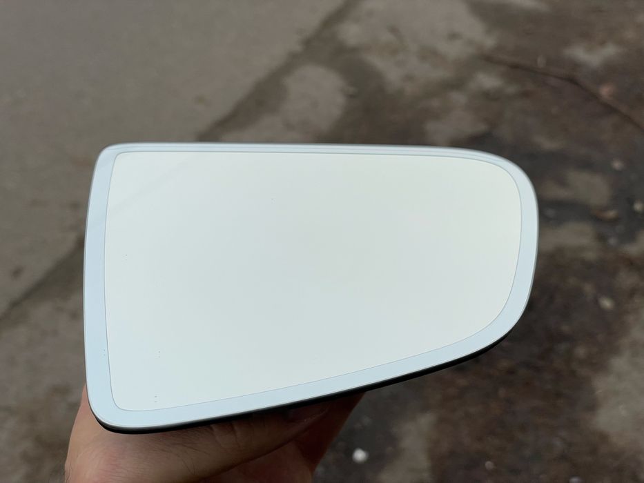 Зеркальний елемент Tesla Y, зеркало