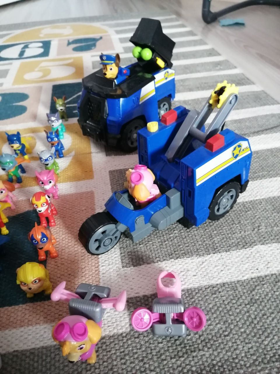 Psi Patrol Chase Skye transformujący Pojazd 2w1 +zabawki Psi patrol