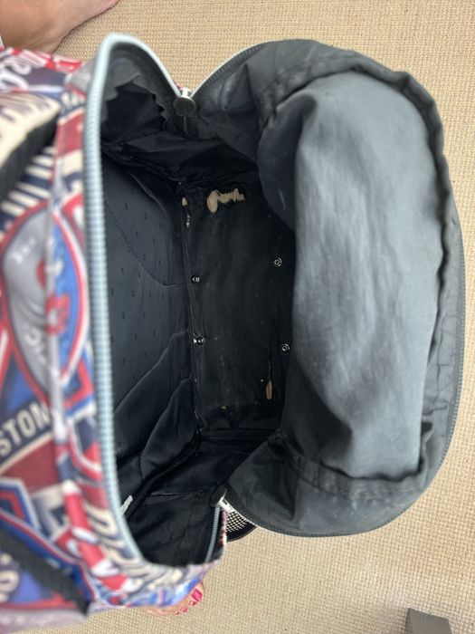 Mochila Totto com rodinhas e alças para usar às costas