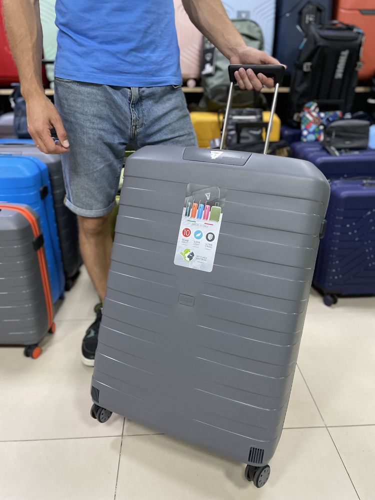 Очень легкий большой чемодан 3.4кг от итальянскокого бренда Roncato