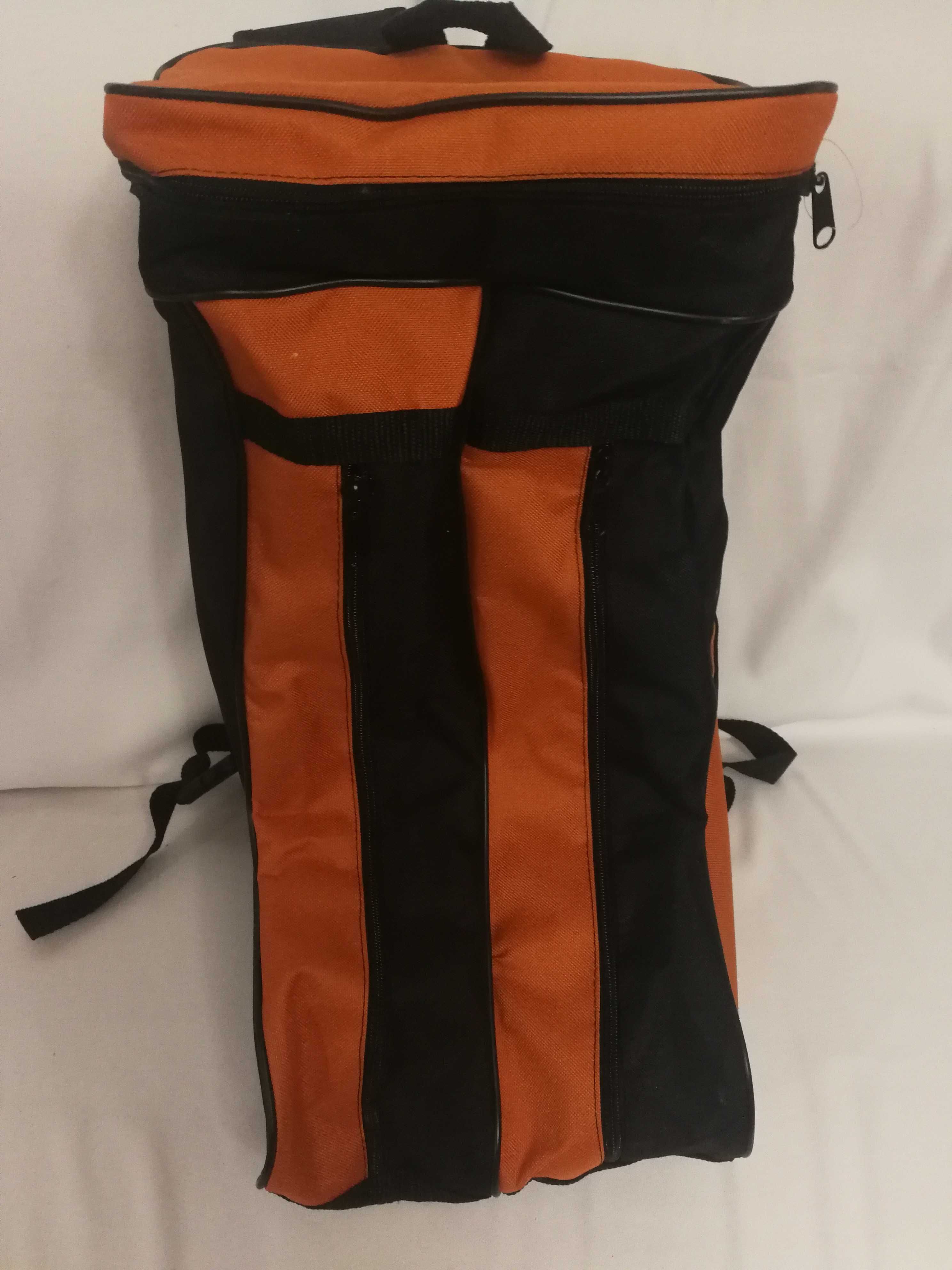 Plecak dwukomorowy na buty narciarskie, czarno - pomarańczowy.