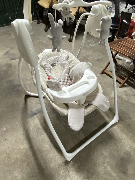 Cadeira de baloiço, para bébé. Tem musicas calmas e baloiço automatico