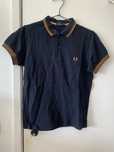 Pólo Fred Perry Azul Escuro e Laranja