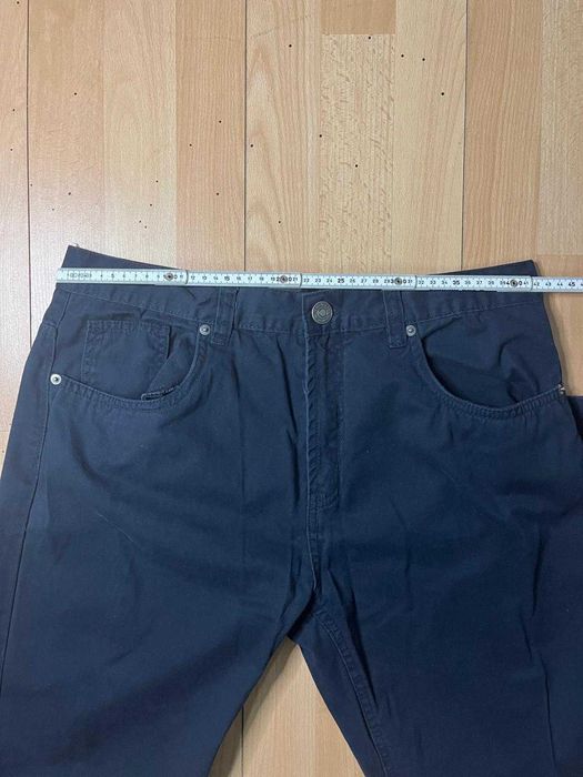 Calças azuis escuras, como novas.