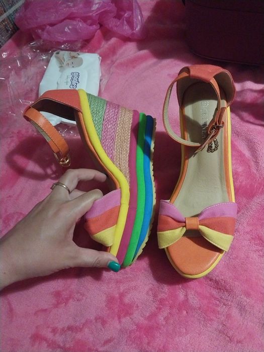 Продам босоножки