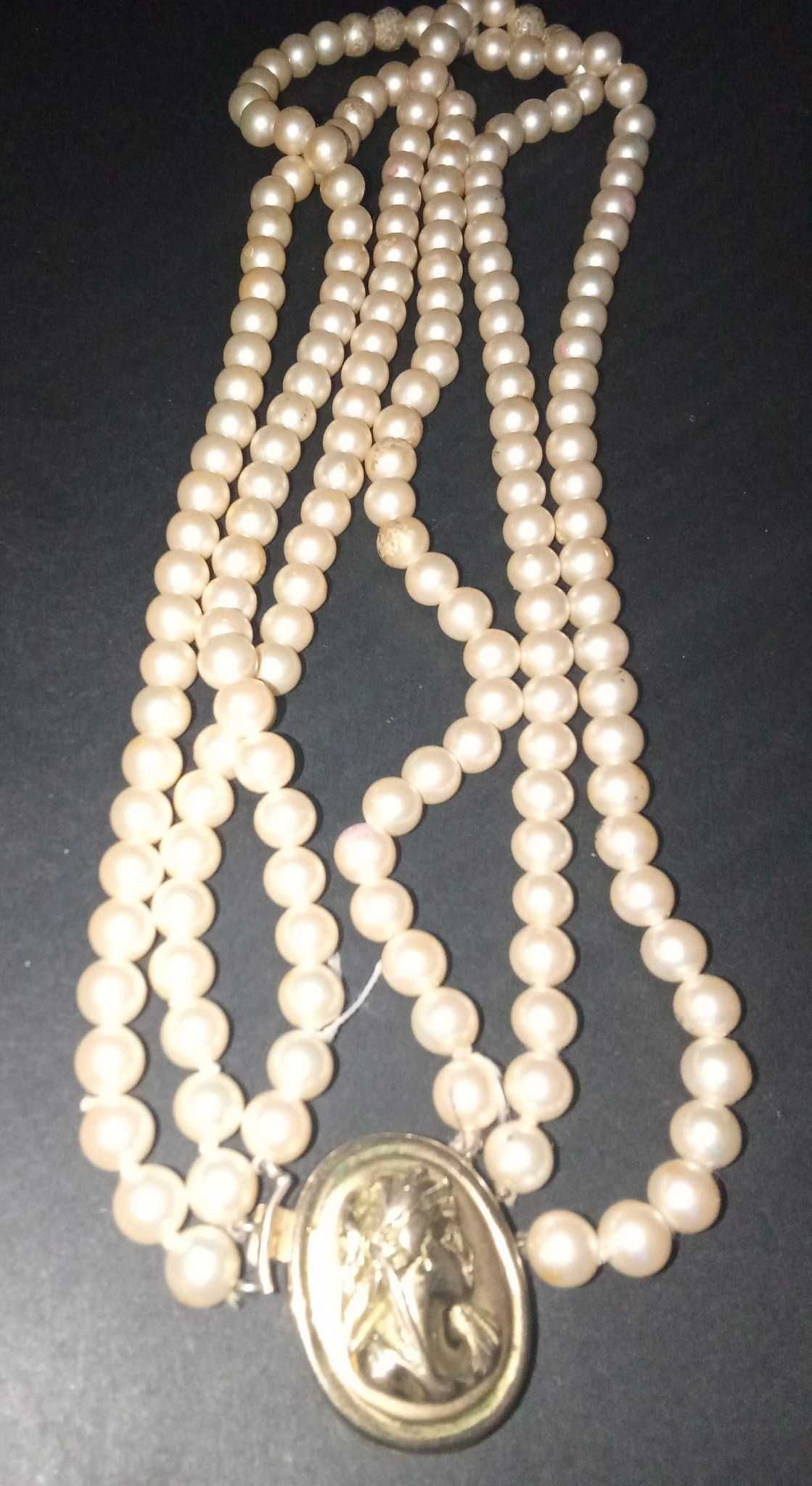 Colar de pérolas, com fecho/medalha em prata dourada