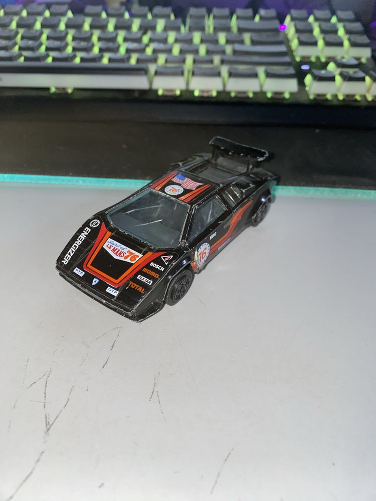 Uniaktowy resorak burago lamborgini countach 5000 1/43