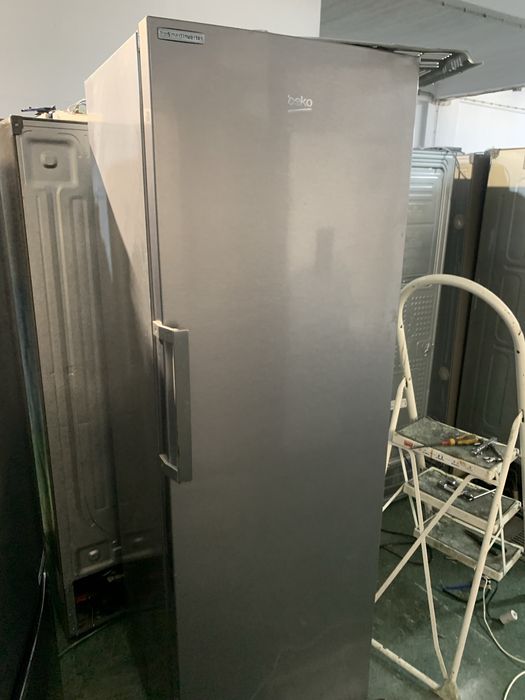 Arca Beko congeladora cinza