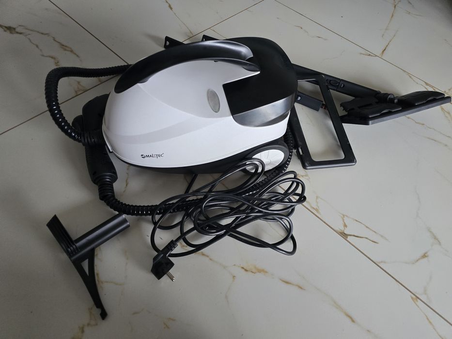 Parownica i myjka parowa w jednym z akcesoriami