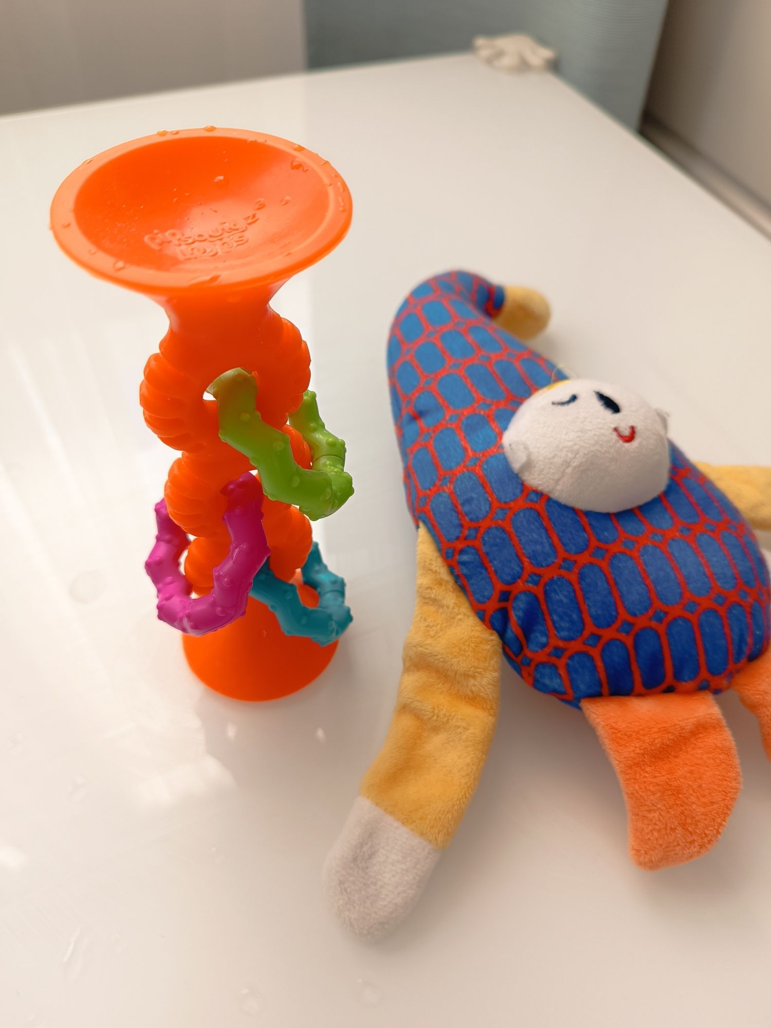 Gryzak FAT Brain Toys przyssawka grzechotka silikonowa
