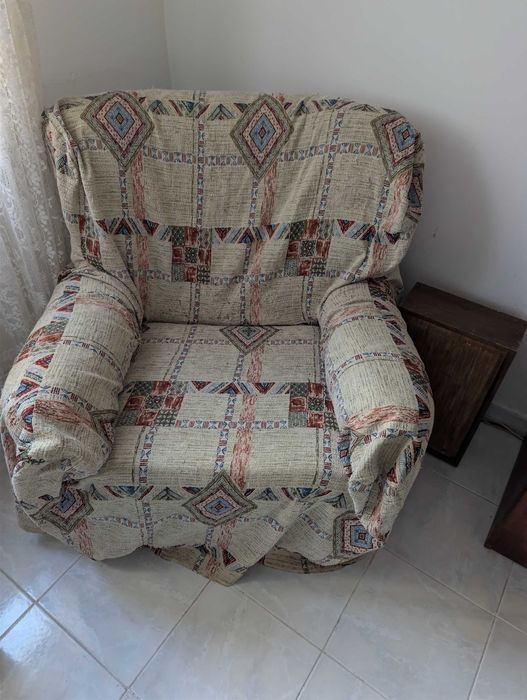 Dou sofás e mesa de sala