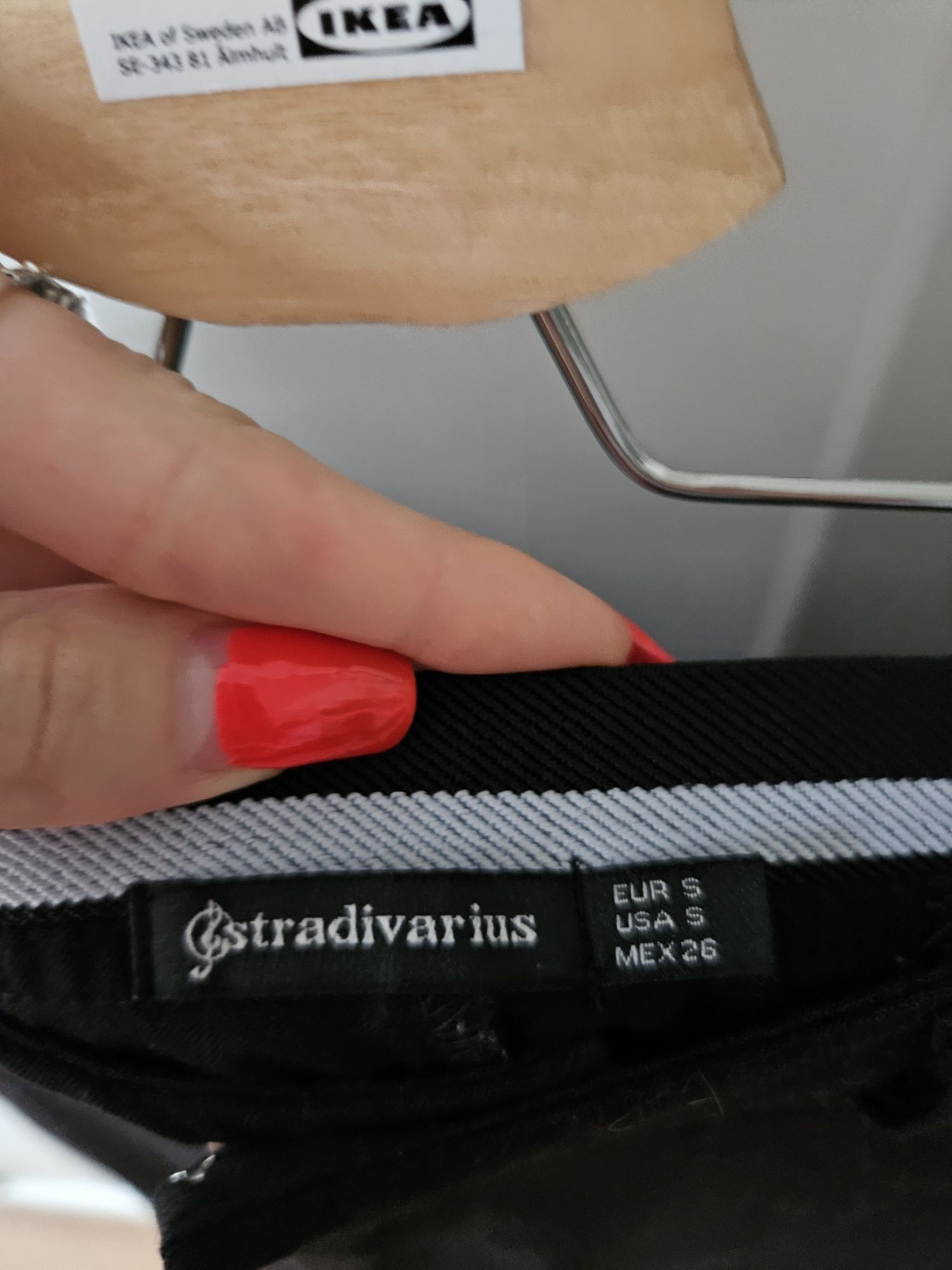 Czarne spodnie cygaretki Stradivarius