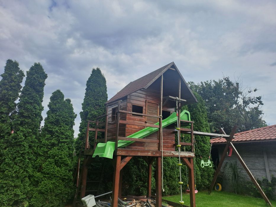 Domek drewniany do ogrodu ze ślizgiem lakierowanym