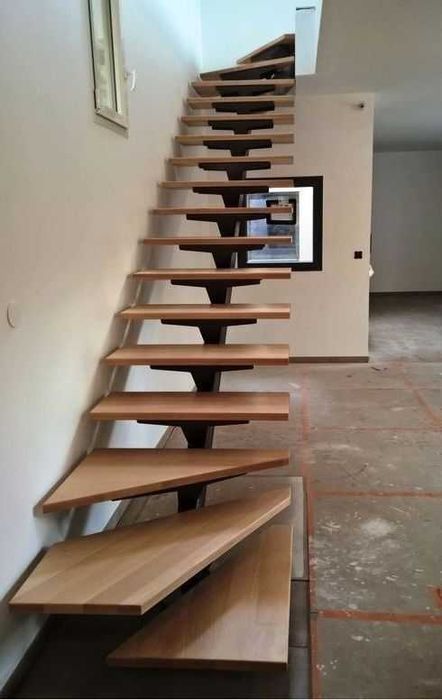 Schody na belce centralnej – stal malowana i dębowe stopnie