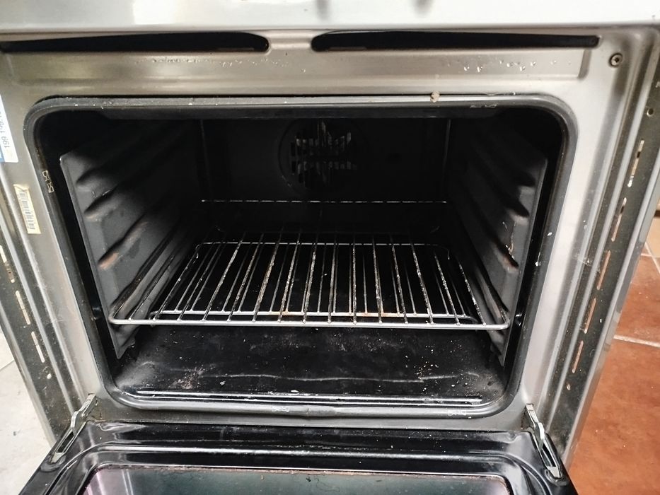 Forno elétrico embutido Ariston