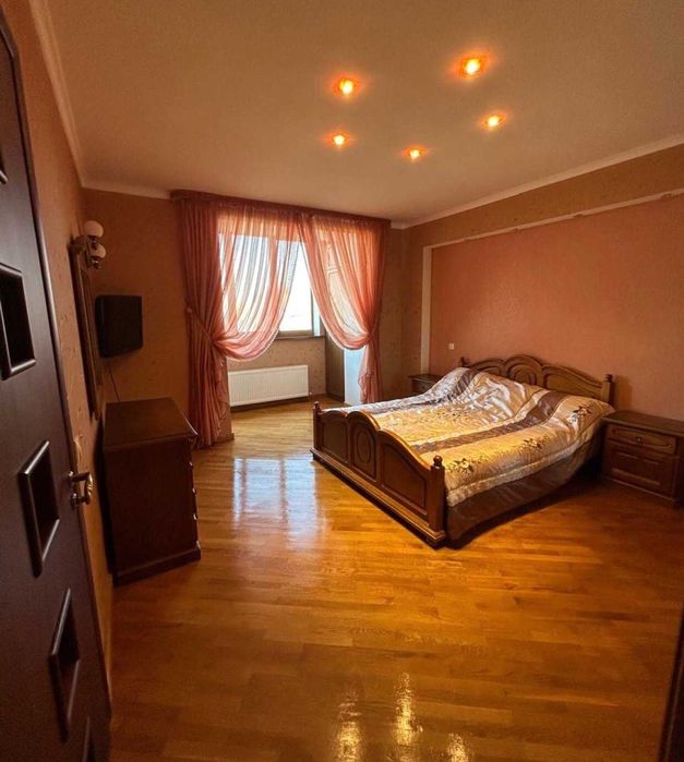 4-кімнатна квартира в центрі міста по вул. Ріхтера