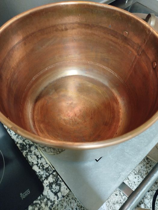 Vendo panela de cobre com 24 cm de altura e 36 cm de largura