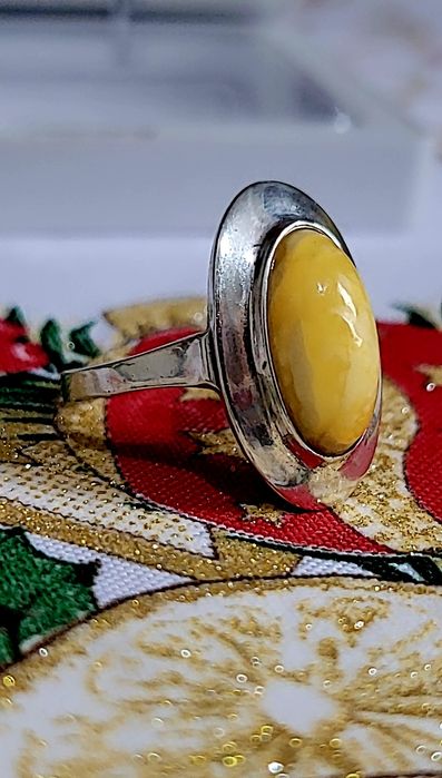 Srebrny pierścionek 925 z żółtym bursztynem