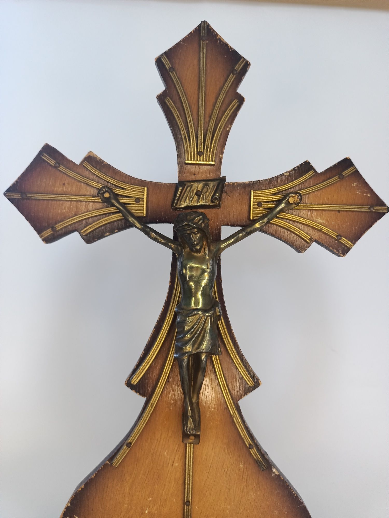 Stary krzyż z Jezusem stojący drewniany dewocjonalia