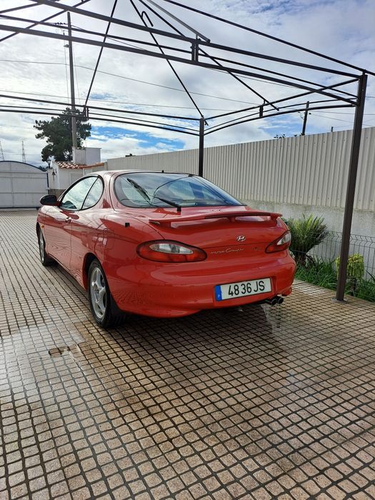 Hyundai coupe vermelho