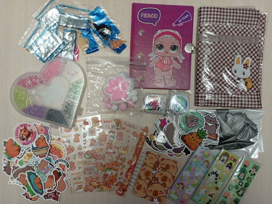 Нові іграшки для дівчат: наклейки Капібара, блокнот, сквіш, органайзер