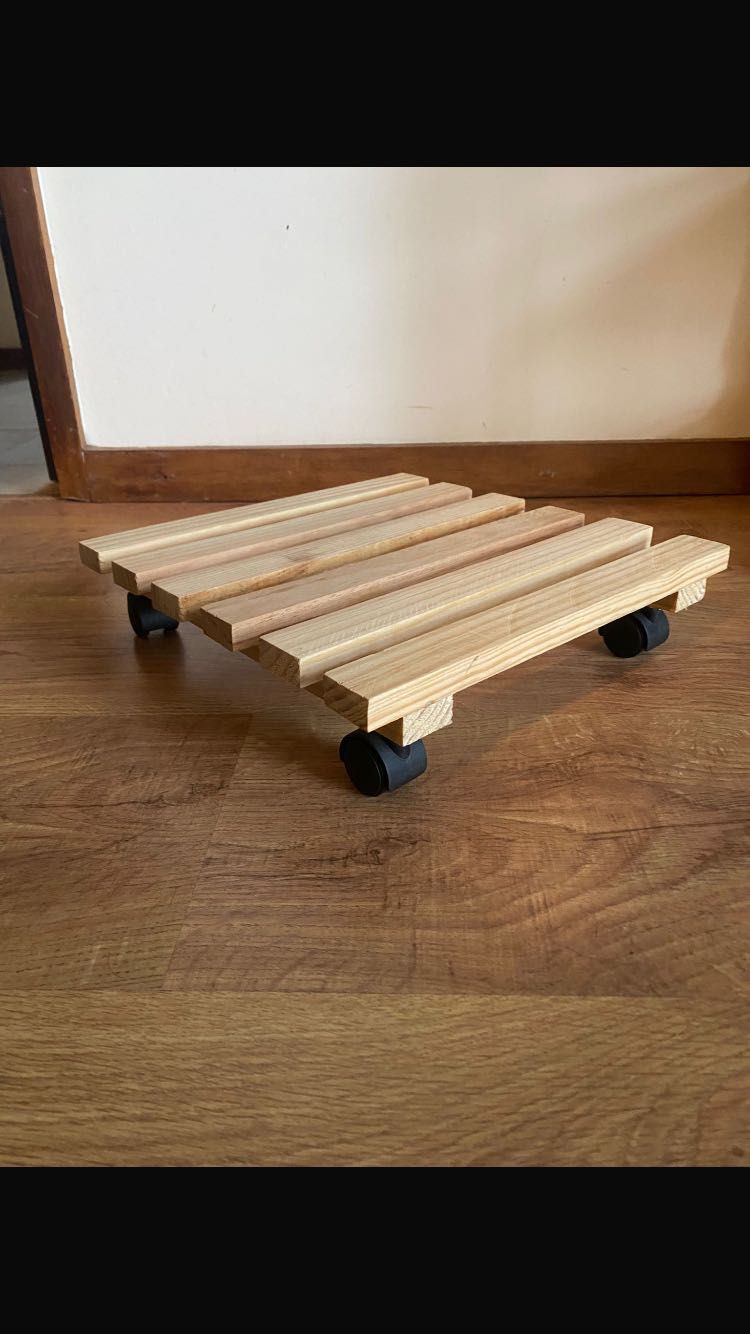 Suporte para plantas em madeira com rodas 30x30x6,5 cm