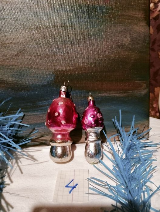 Новорічні іграшки на ялинку, фігурки.