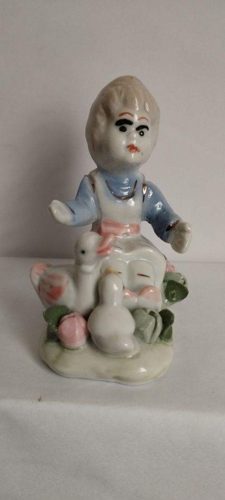 Figurka Dziewczynka siedząca z czasów PRL-u ceramika porcelana