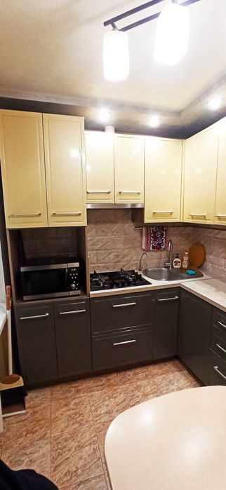 Сдам посуточно 2-ю  квартиру, есть всё. Центр, парк, рынок.