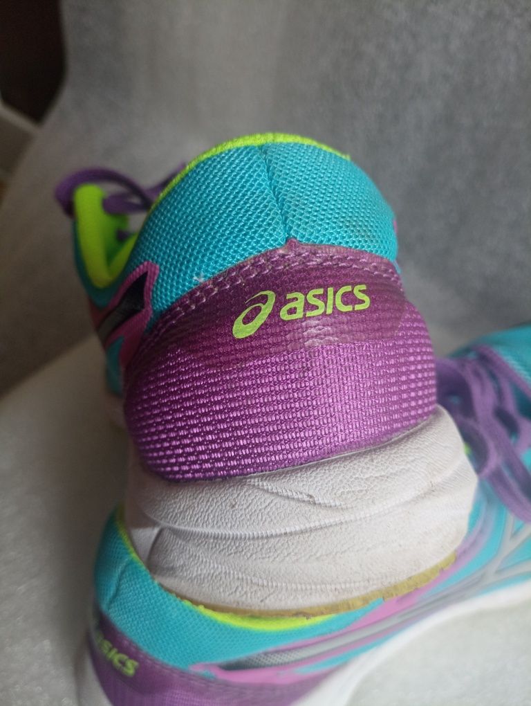 Женские кроссовки ASICS  оригинал.Р.41.5.