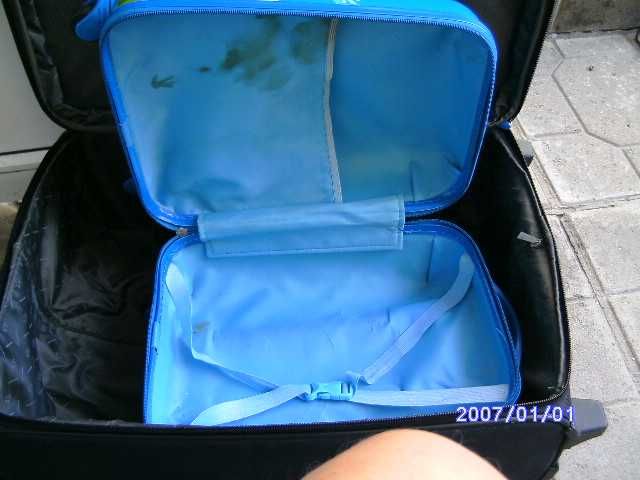 продам   средний чемодан на колесиках фирмы Mickey Mouse