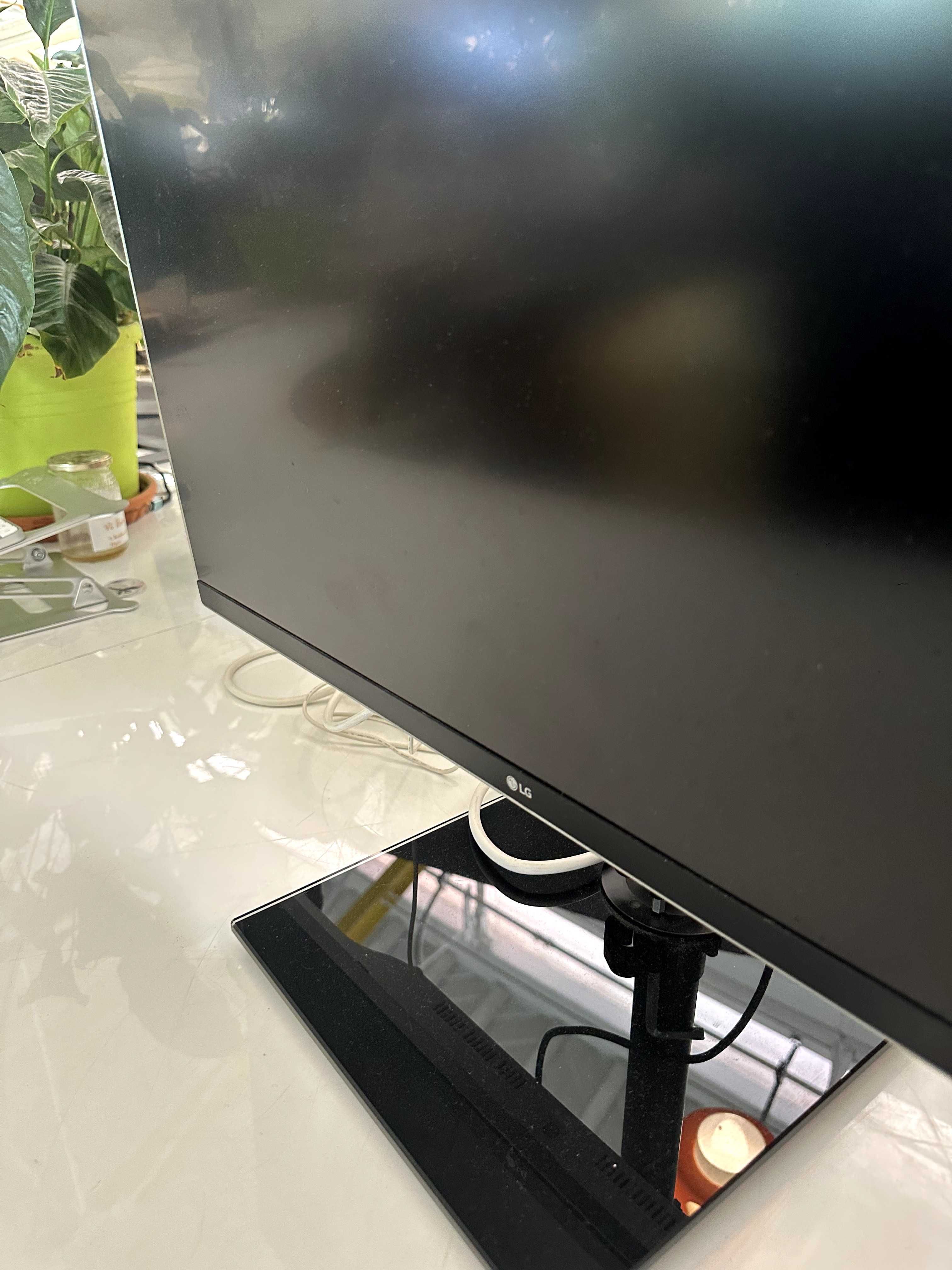 LG Monitor – 27” 4K UHD (model 27UD69-W, manufactured in 2017).