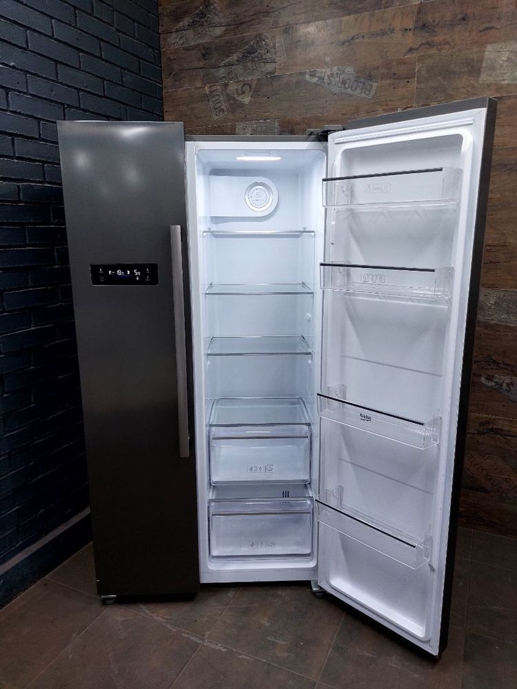 Дводверний холодильник Beko GN164021XB сірий side by side