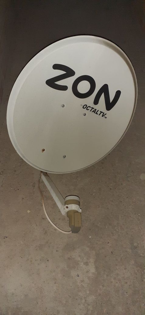 Antena parabólica com cabeça e suporte