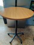 Mesa circular de pé alto com rodas