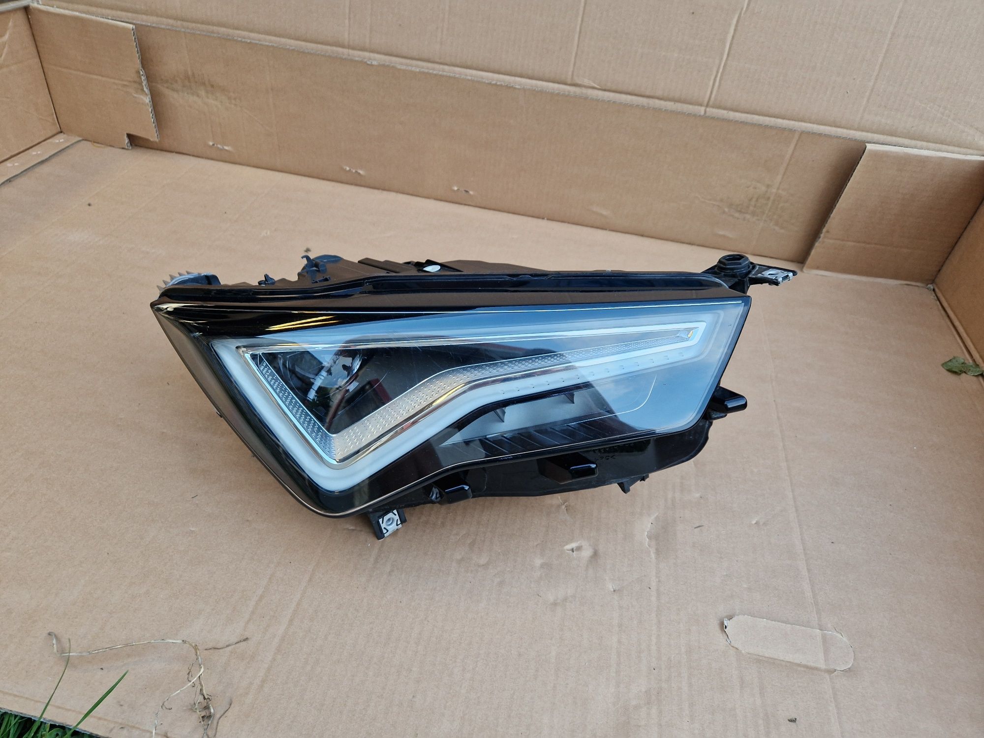 Reflektor Prawy   SEAT ALTECA 2022r.