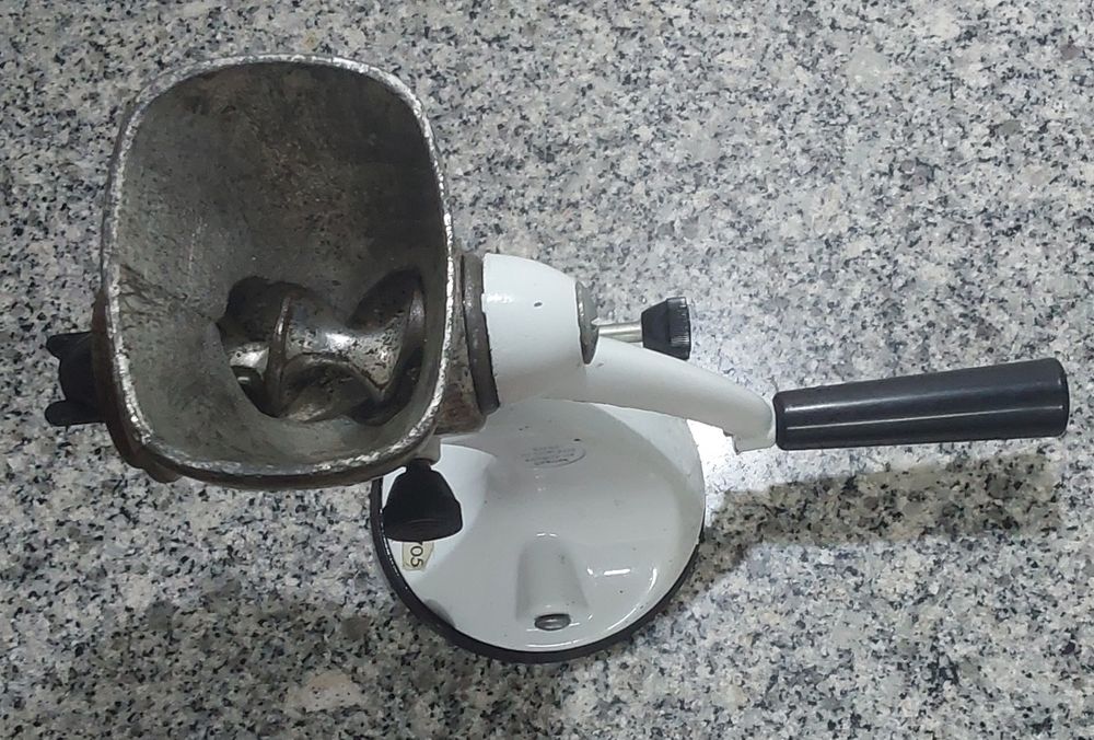 MOINHO ANTIGO E RARÍSSIMO PARA PICAR CARNE OU OUTRO.Casa,Colecção,Etc.