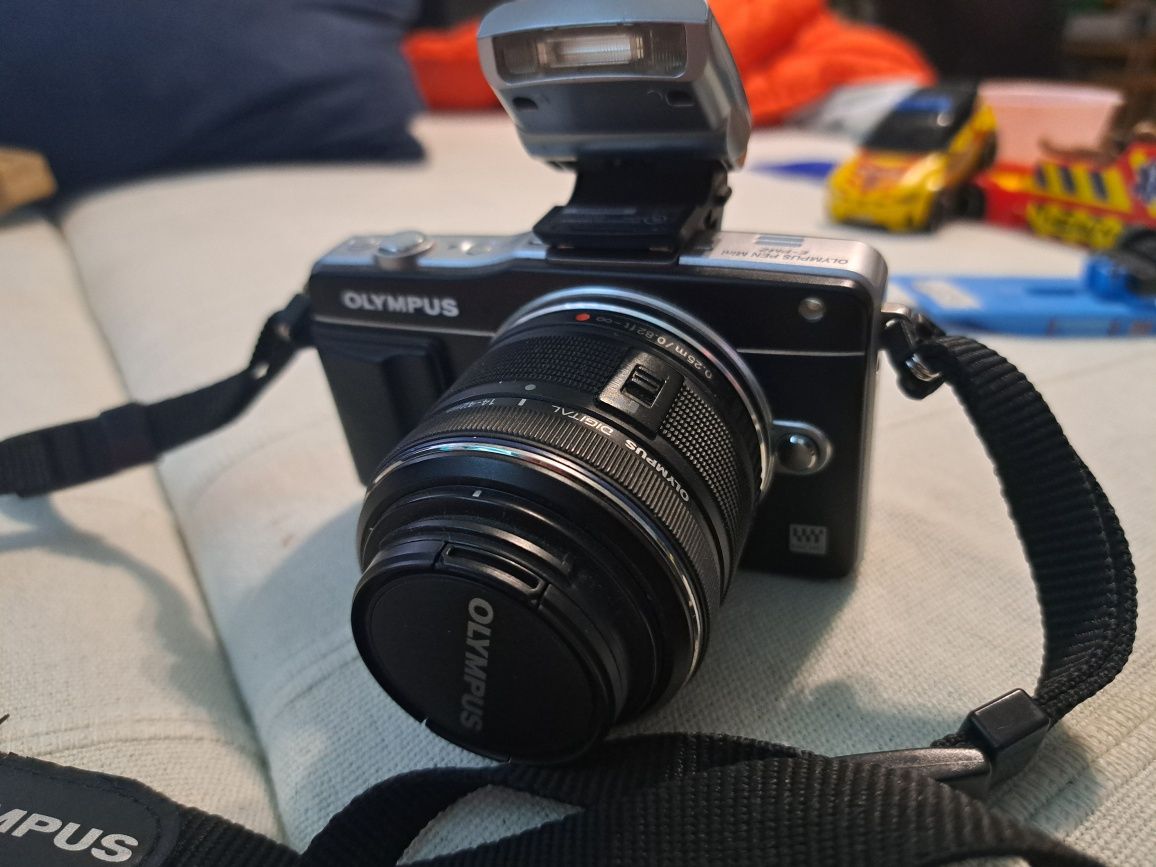 Olympus e-pm2 z obiektywem
